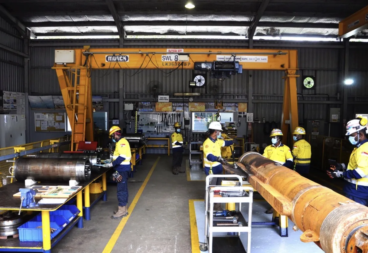 Component overhaul under the gantry crane in the workshop